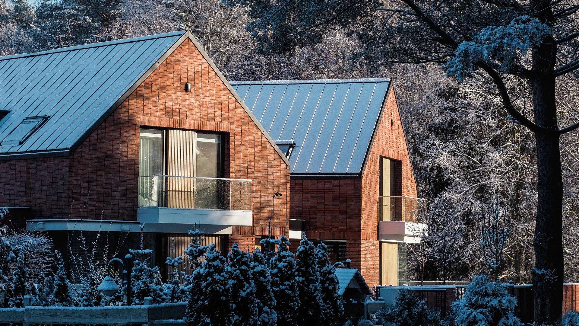 dom, cegła, bliźniak, zima, nowoczesny, bez okapu