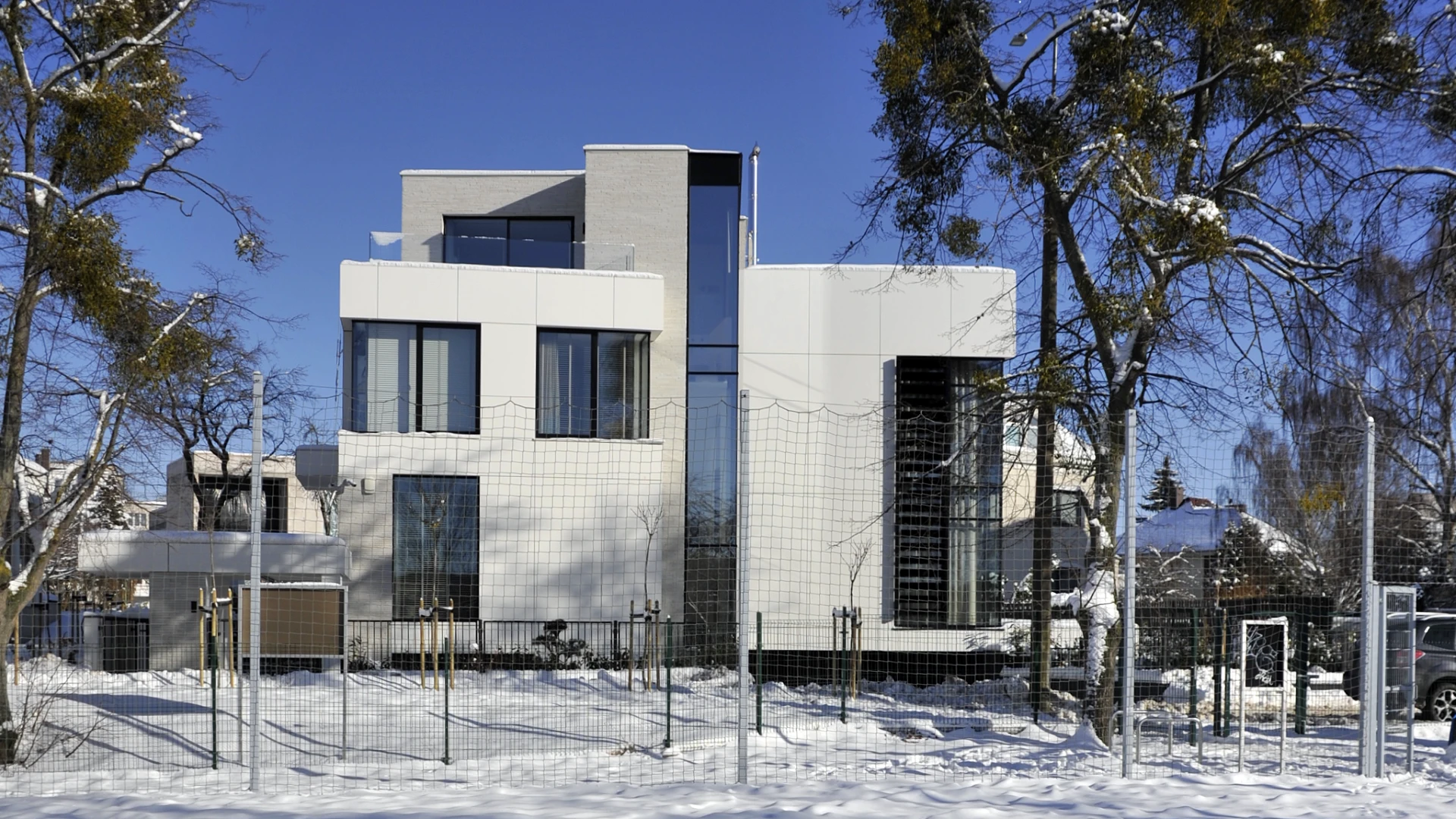 HK 19.1 Zimowy widok na elewację domu na Kamiennej Górze w Gdyni