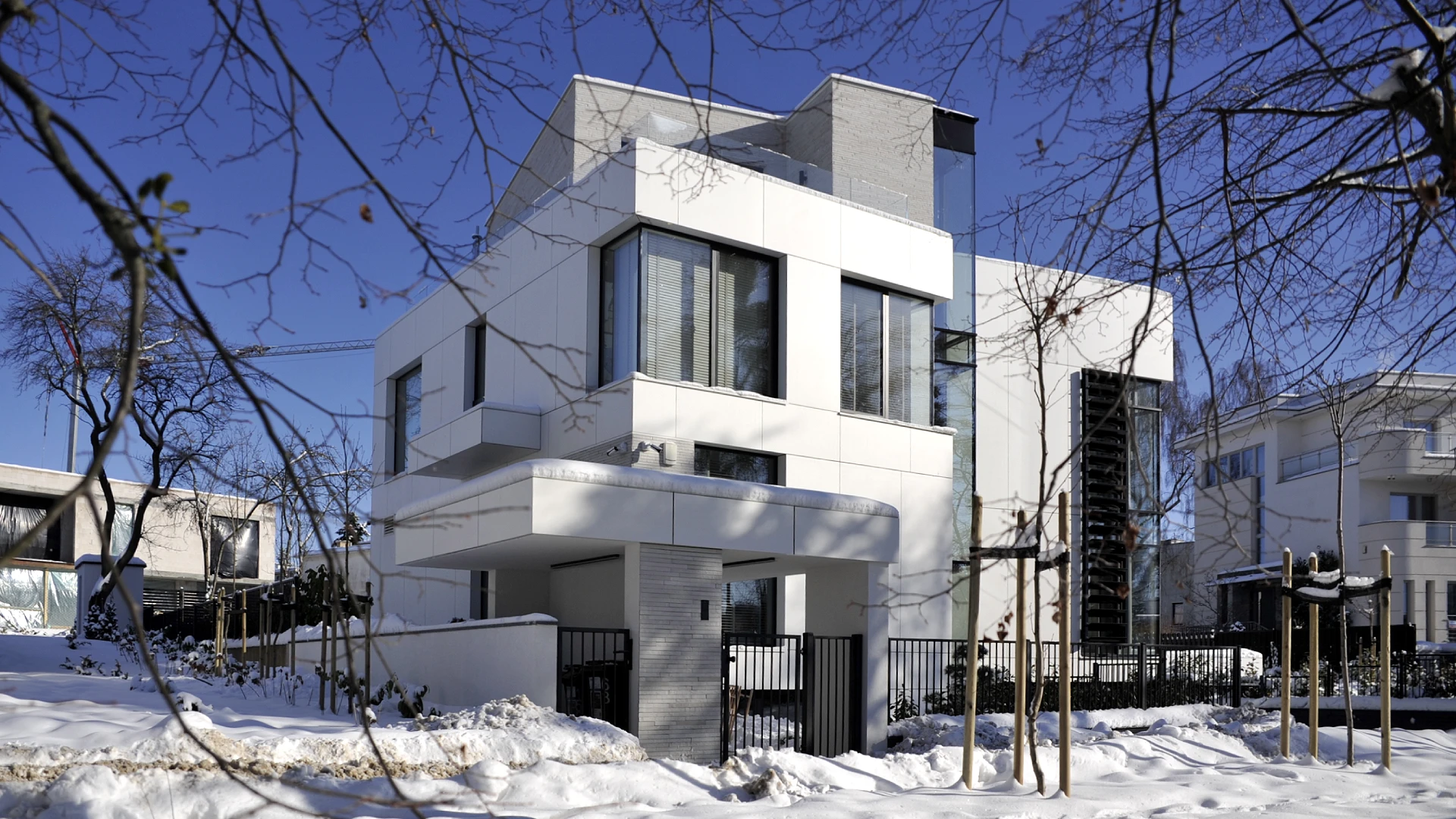 HK 19.1 Zimowy widok od ulicy na realizację wolno stojącego domu