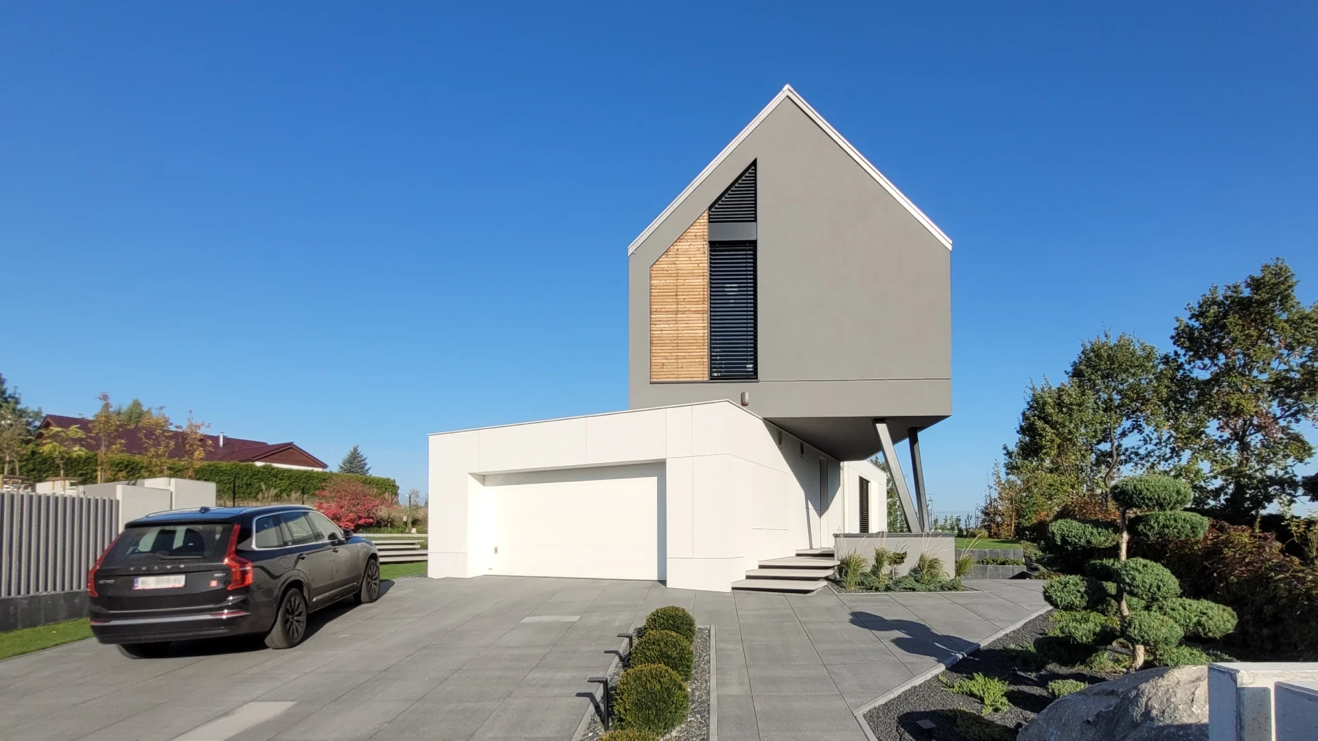 HK 21.1 Widok na realizację od przodu budynku.