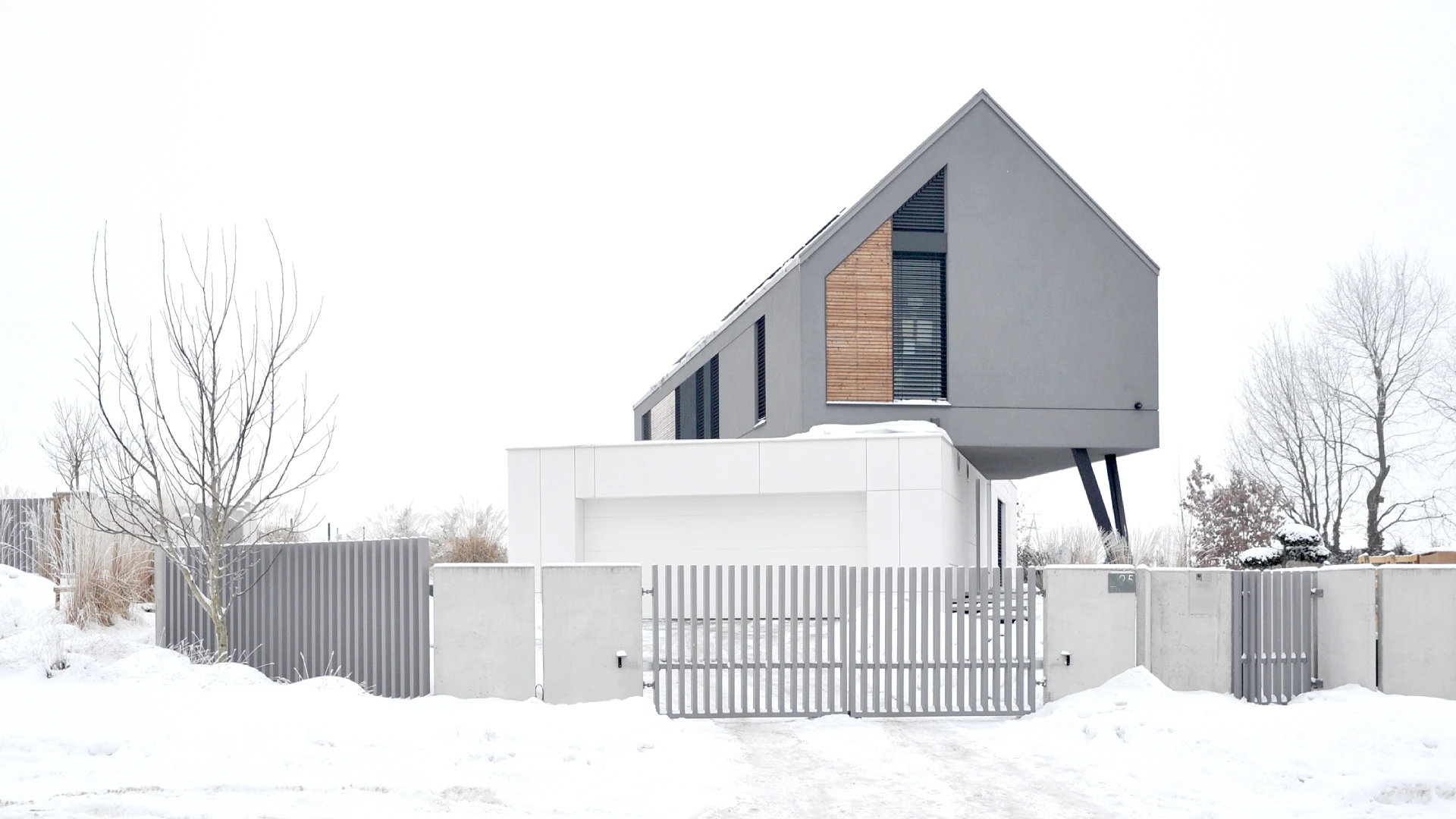 HK 21.1 Zimowy widok na realizację domu od frontu